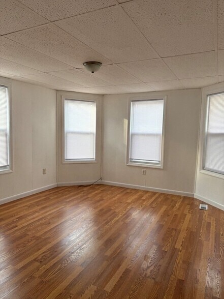 Primary Photo - 8 E Kendall St