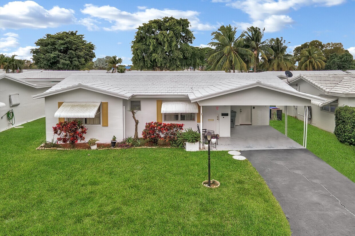 Foto principal - 220 NW 25th Ct