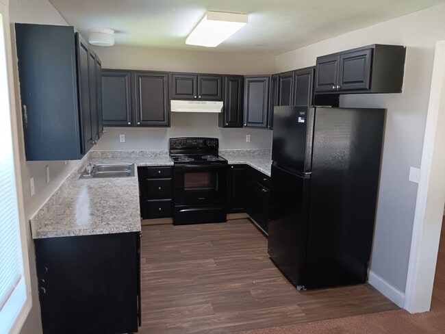 Foto del edificio - 4 Bed / 2 Full Bath House with Attached Garage — Brand-New Appliances - Built 2006