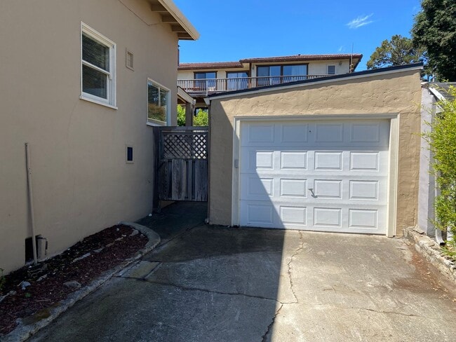 Building Photo - Cute Monterey Home