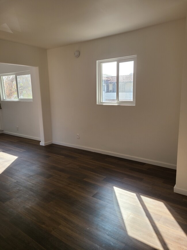 Building Photo - Islander Apartments