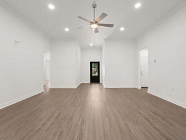 Building Photo - 308 W Schweitzer Ave