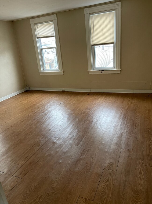 Building Photo - 141 Watkins Ave