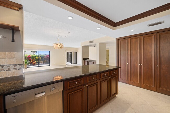 Foto del edificio - 372 Golfview Rd
