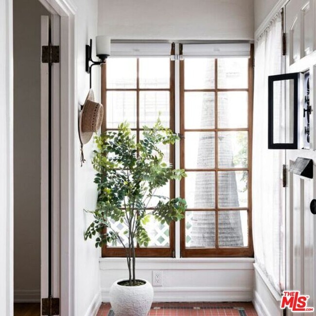 Foto del edificio - 7257 Oakwood Ave