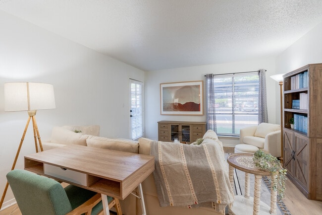 Foto del edificio - ReNew Towne Oaks