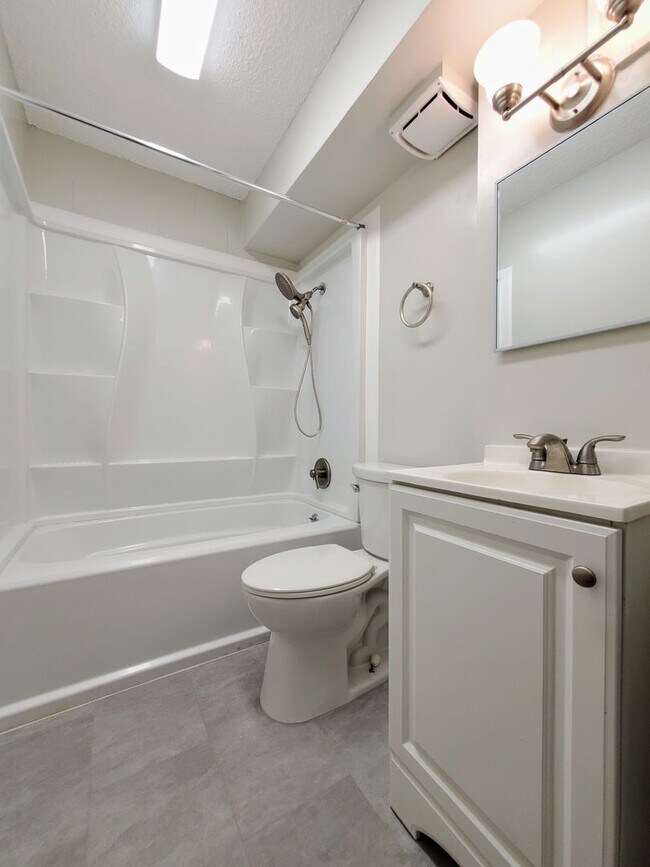 Foto del edificio - Available Now | Unfurnished 1 Bedroom, 1 Bath 2nd Floor Walk-up with 1 Assigned Parking Stall