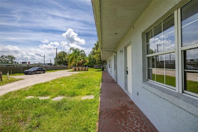 Building Photo - 2150 Barbara Dr