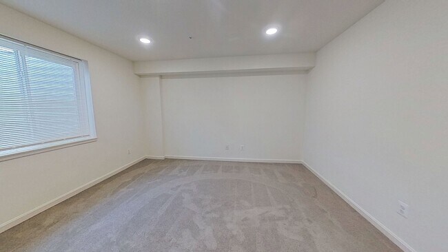 Building Photo - Townhouse