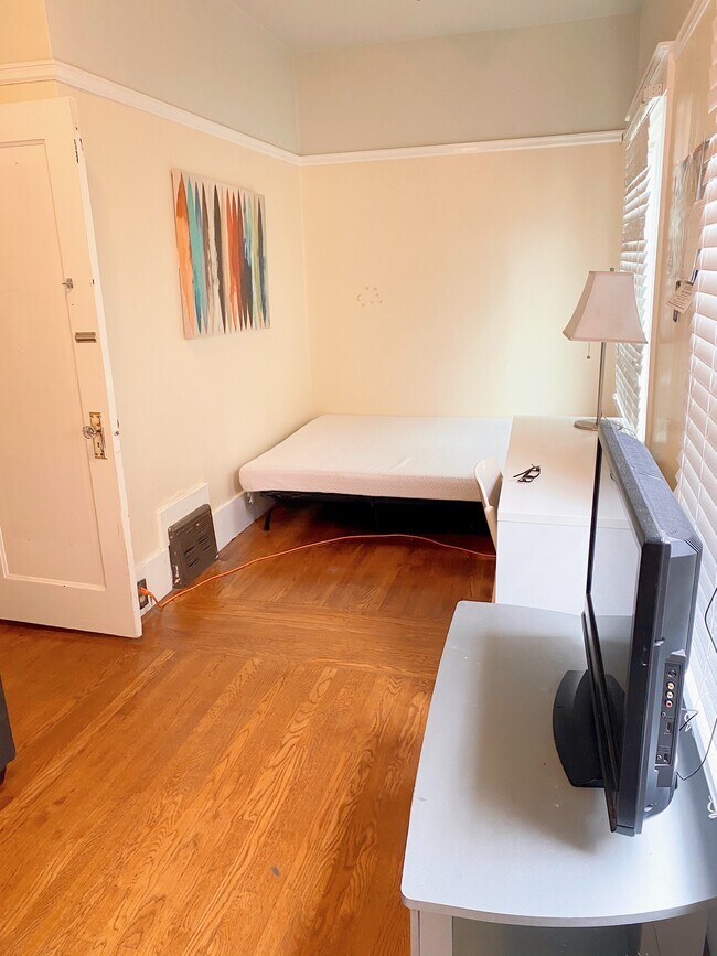 Small room on 1st floor - 20 Paloma Ave