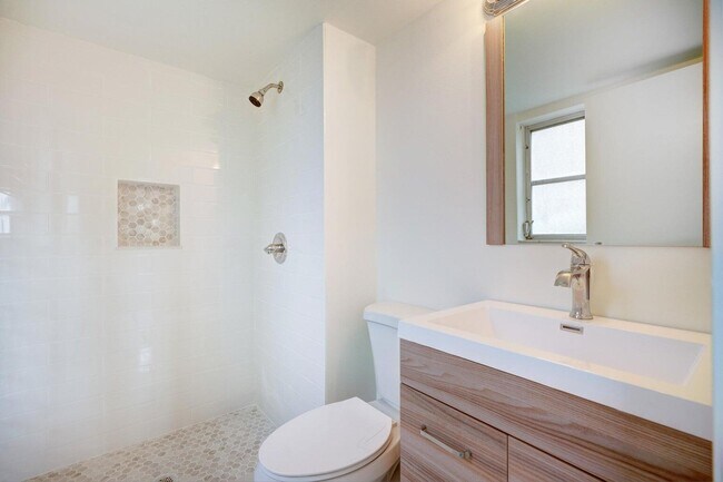 Building Photo - 18081 SE Country Club Dr