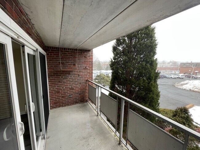 Building Photo - Suburban 2-bed with private balcony