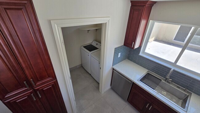Foto del edificio - 10931 Hayvenhurst Ave
