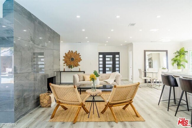 Foto del edificio - 4 br, 3.5 bath House - 5877 S Chariton Ave