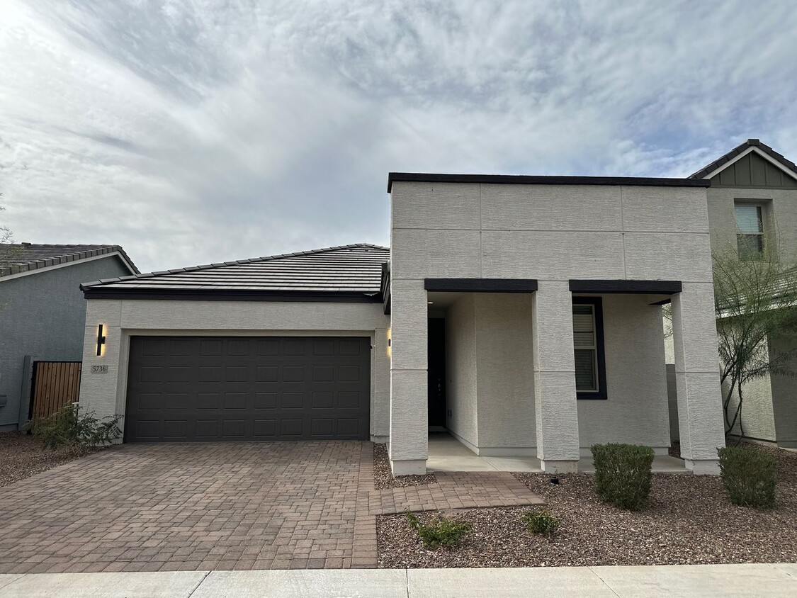 Primary Photo - Stunning New Build Home in 85040