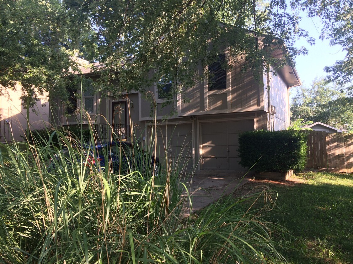 Side yard with shed roof in back - 8715 NW 83rd Street