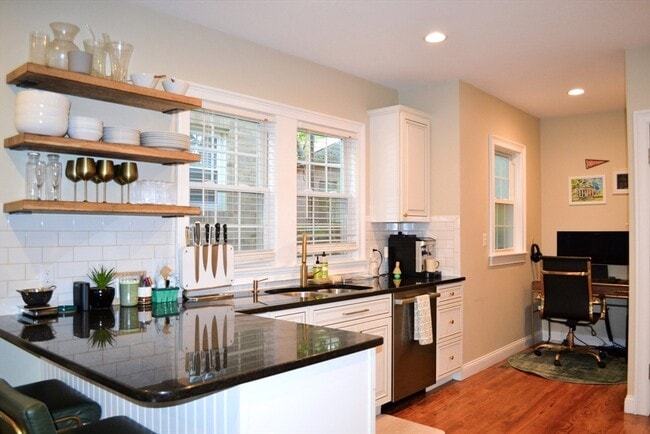 Foto del edificio - 42 Robinwood Ave