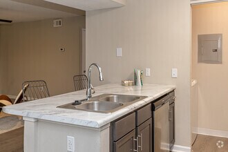 2BR, 2BA - 980SF - Crystal Lake