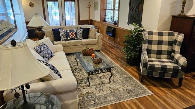 Foto del edificio - $1,750 - 2 Bedroom 1 Bathroom Gorgeous Fur...