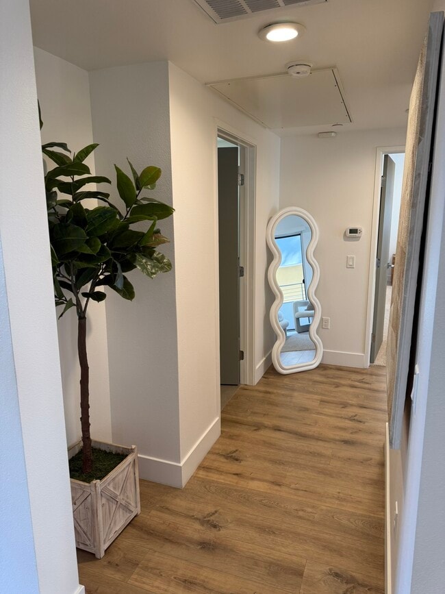 Building Photo - 239 S Marengo Ave