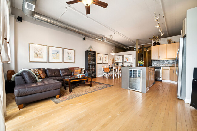 Foto del edificio - 1301 W Madison St