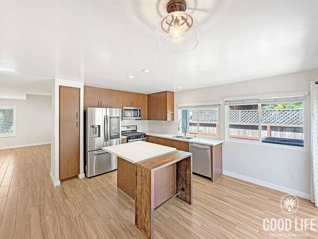 Foto del edificio - Modern 3BD/1.5BA Townhome in Tierrasanta with Kitchen Island, Private Yard, Pool & Tennis Court