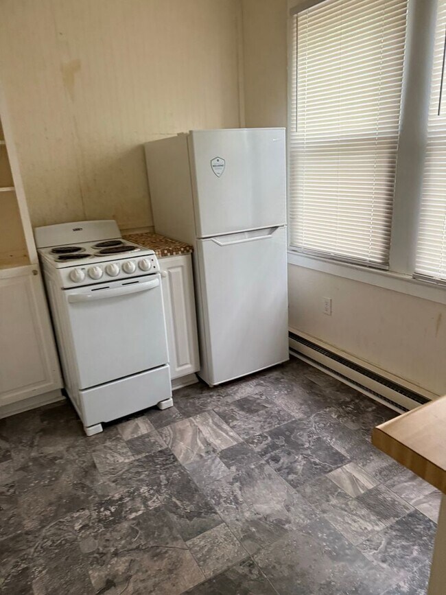 Building Photo - Studio apartment in Historical Burlington