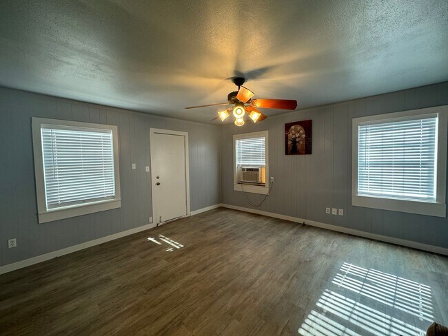 Building Photo - Cute 1 bedroom back house!