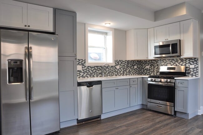 Kitchen - 2711 N Marshfield Ave