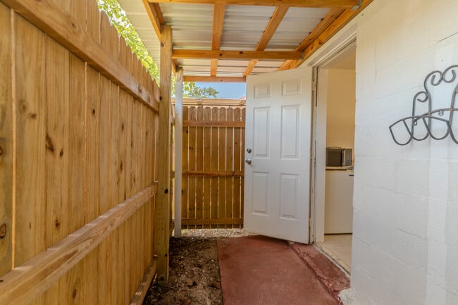 Building Photo - 608 High St