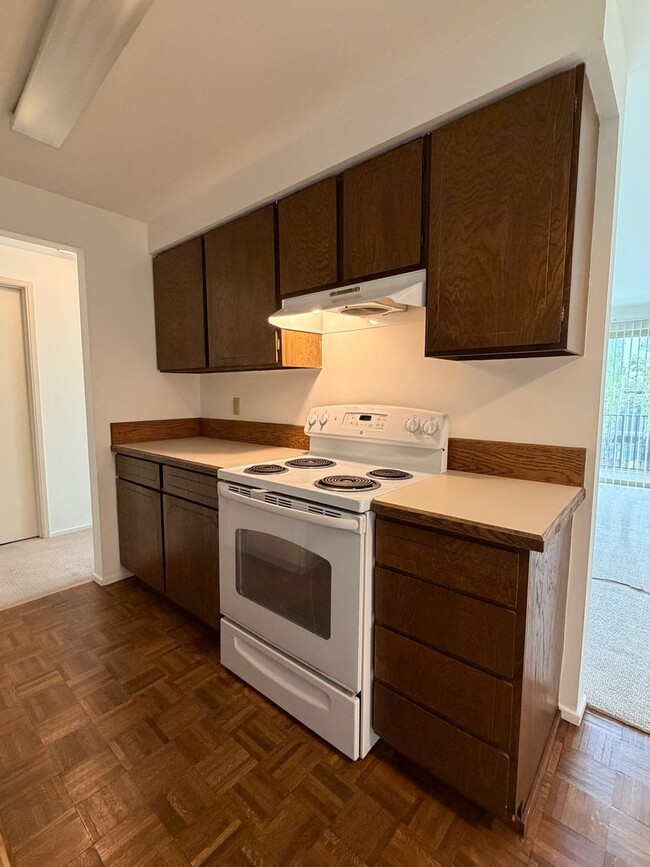 Building Photo - 1 Bed / 1 Bath Houghton condo in Kirkland $1,895/month