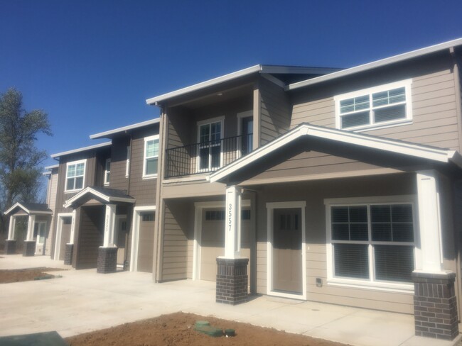 Building Photo - Beautiful Townhomes in East Medford