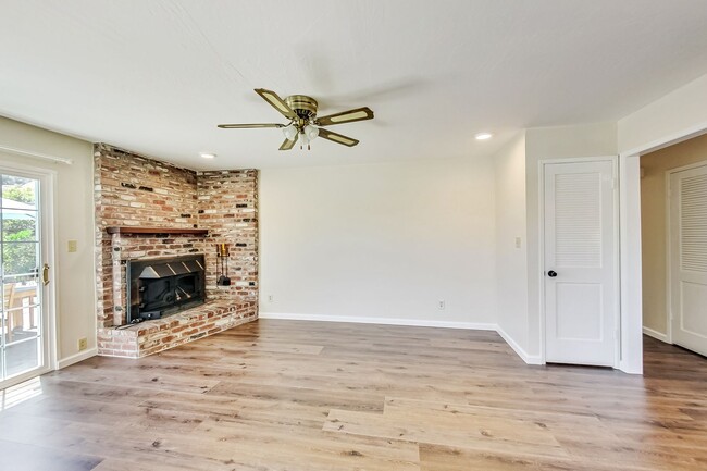 Building Photo - Lovely 3Bed/2 Bath Home with Beautiful Pri...