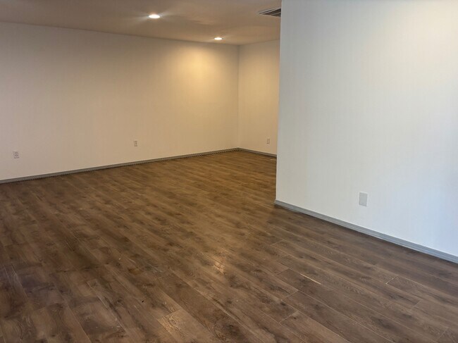 Foto del edificio - 1325 Circle Dr