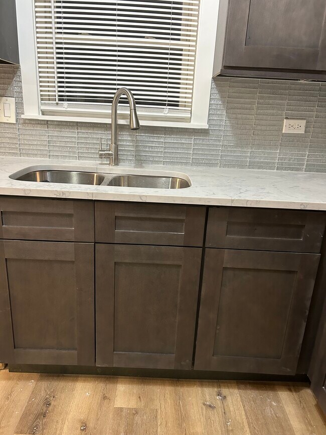 Foto del edificio - 2247 W 79th Pl