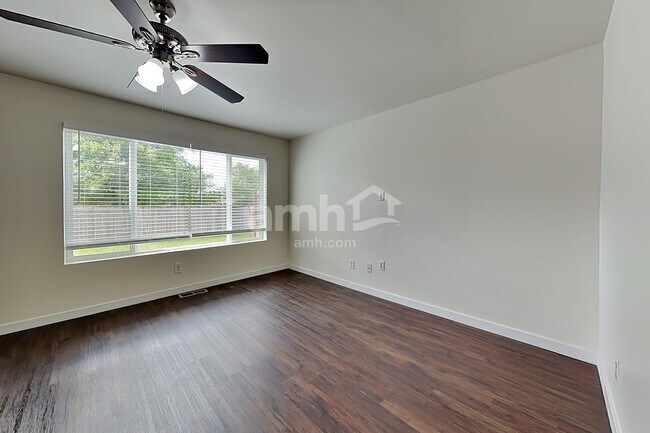 Building Photo - 16627 Greenleaf Ave SE