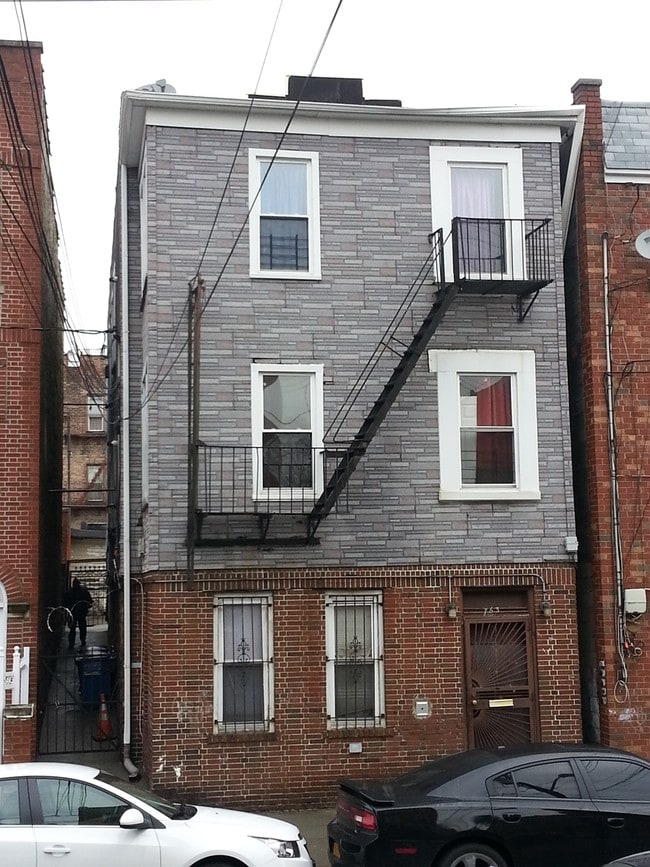 Building Photo - 763 E 213th St