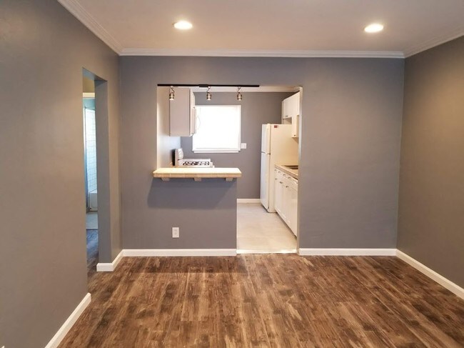 Building Photo - 614 S Avenue 60