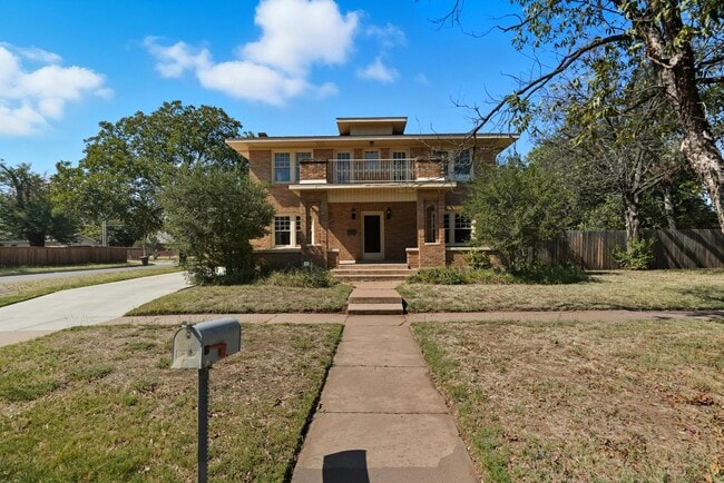 Building Photo - 1350 Amarillo St