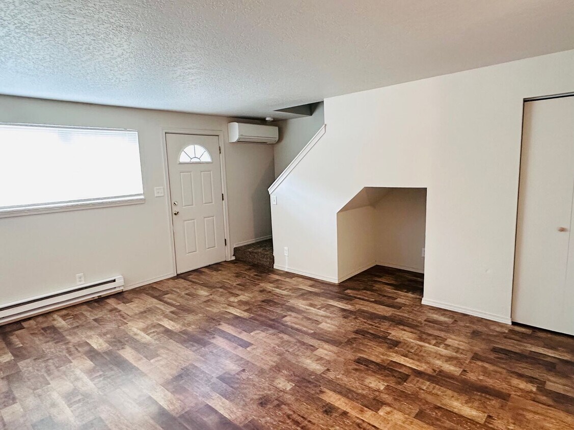 Foto principal - COZY 2 BEDROOM, 1 BATH APARTMENT LOCATED I...