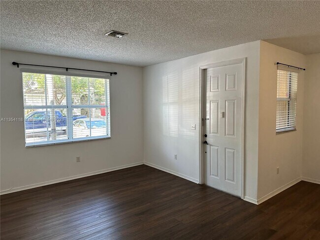 Foto del edificio - 4256 NE 9th St