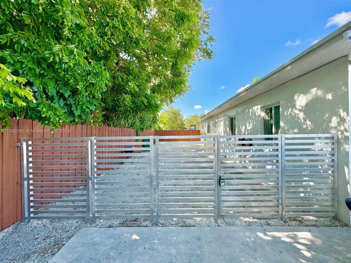 Foto principal - 156 NW 62nd St