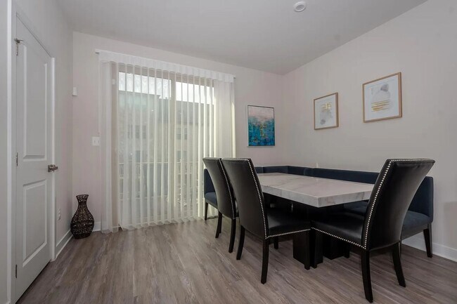 Building Photo - Charming 3Bed/3/5Bath in Greektown MD