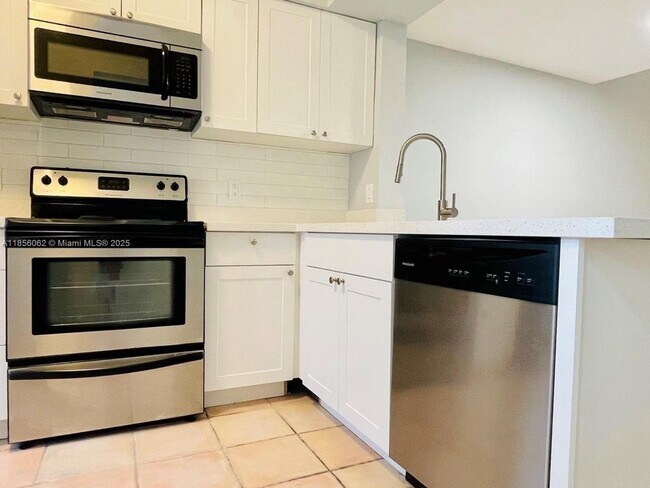 Foto del edificio - 48 Whitehead Cir