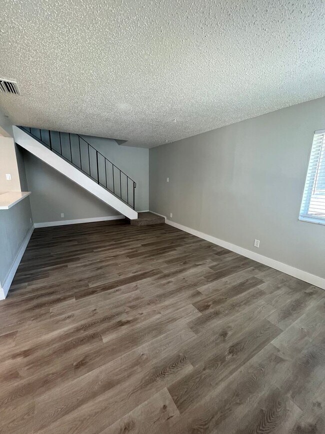 Building Photo - 2 br, 1 bath House - 104 E TIFFANY DRIVE #2