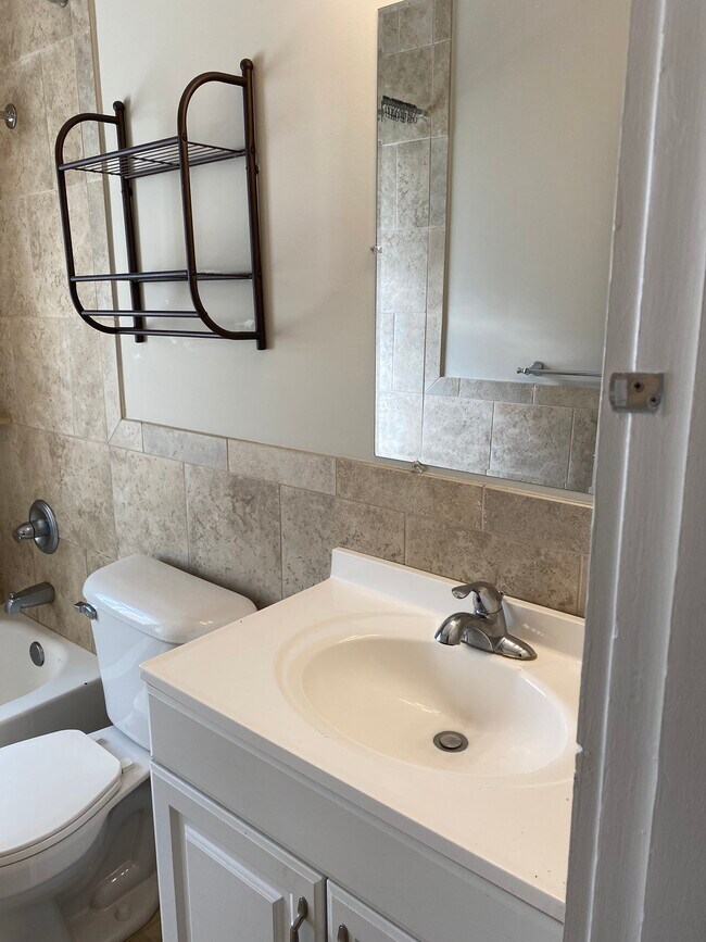 Bathroom - 1026 Lakepointe St