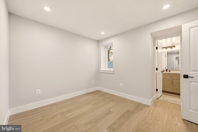 Foto del edificio - 724 Rock Creek Church Rd NW