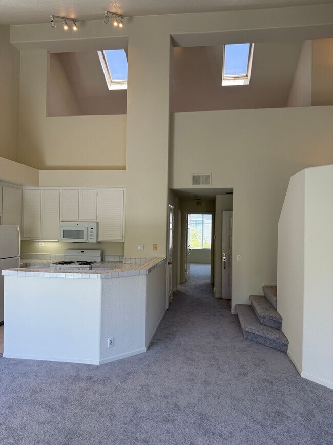 Foto del edificio - SPACIOUS 2 BEDROOM, 2 BATHROOM TOWNHOME  IN THE VILLAGIO. A NORTH SAN JOSE GEM. MUST SEE!!!