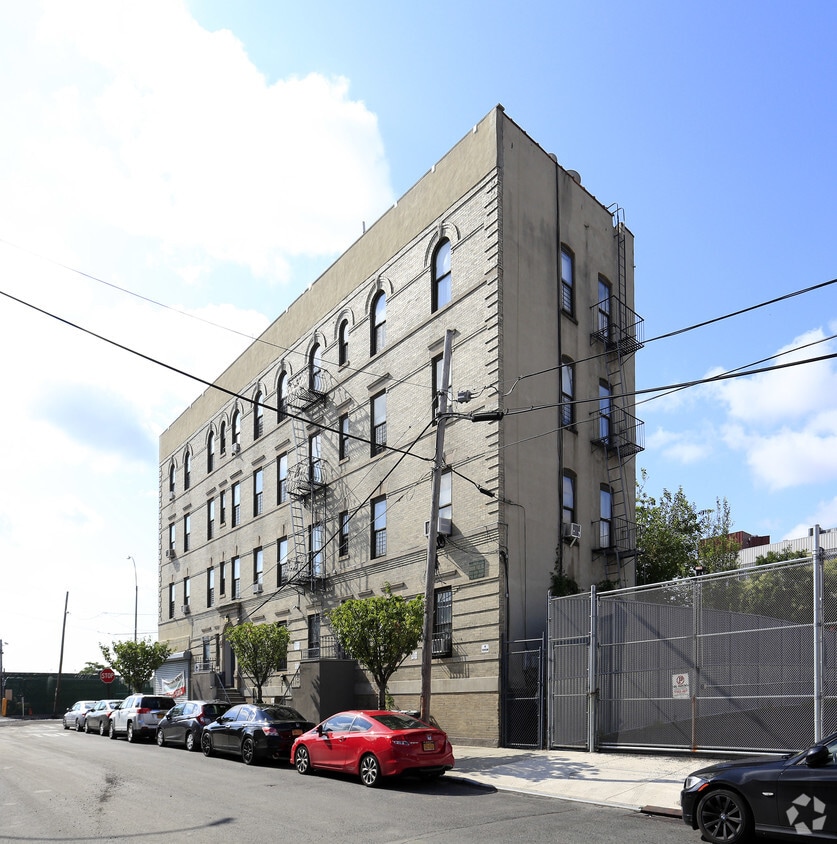 Building Photo - 906 E 141st St