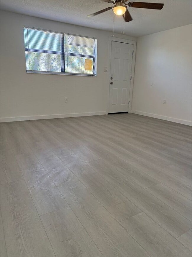 Foto del edificio - 9406 Goldenrod Rd